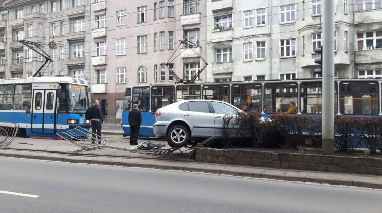 Od rana utrudnienia w ruchu MPK. Na Dubois auto wjechało w barierki