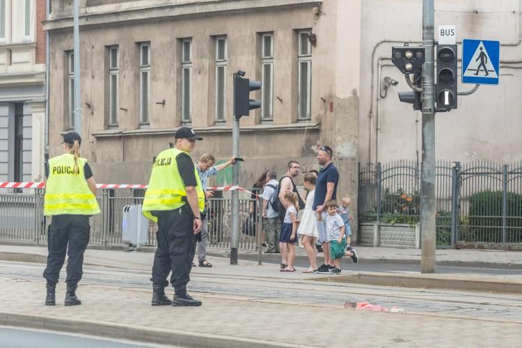 Starsza kobieta wpadła pod tramwaj. Policja: 