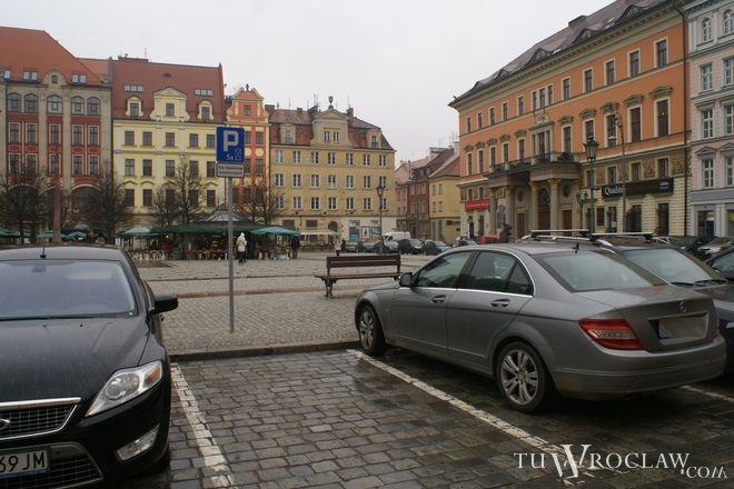 Miasto odmalowuje w centrum koperty dla niepełnosprawnych, bo latem to bez sensu