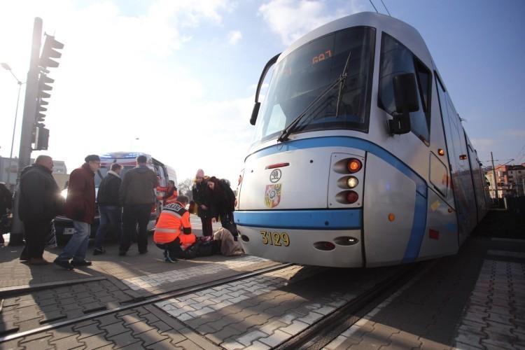 Tramwaje nie jeździły przez pl. Jana Pawła II. Na miejscu karetka