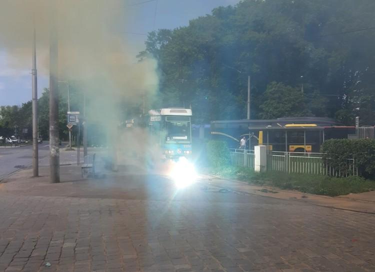 Wrocław: Zerwana sieć trakcyjna na pętli Sępolno. Na miejscu dźwig