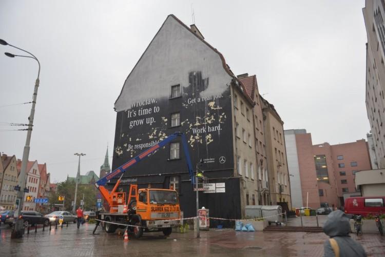 Wrocław: ze skrzyżowania Ruskiej i Kazimierza Wielkiego znika kontrowersyjny mural [ZDJĘCIA]