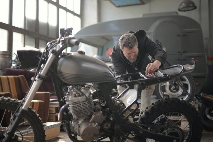 Bezpieczeństwo i komfort na drodze. 3 powody, dla których warto wybierać wysokiej jakości części motocyklowe