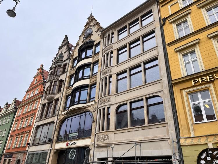 Wrocław: Zabytkowa kamienica w Rynku po remoncie [ZDJĘCIA]