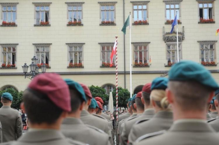 W szkole wojskowej z okien leciały petardy i słoiki z moczem