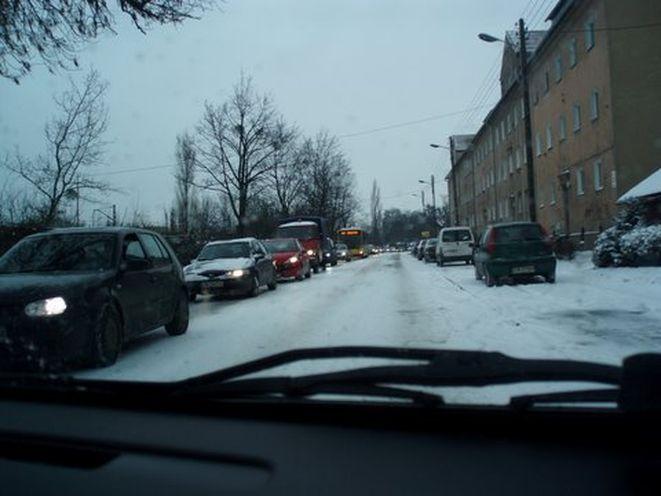 Wrocławska policja radzi, jak jeździć zimą po oblodzonych i zaśnieżonych drogach Dolnego Śląska