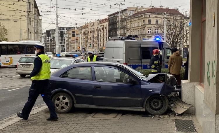 Wrocław: Wypadek na Pomorskiej. Auto uderzyło w kamienicę, pijany kierowca uciekł