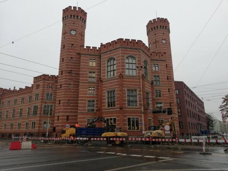 Koniec przebudowy torowiska na skrzyżowaniu Podwala i Sądowej. Zmiany w organizacji ruchu