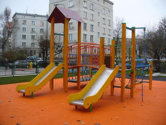Nowe place zabaw przy wrocławskich szkołach rosną jak grzyby po deszczu