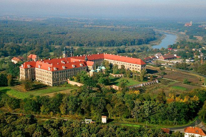 Podwrocławski klasztor walczy o miano nowego cudu Polski