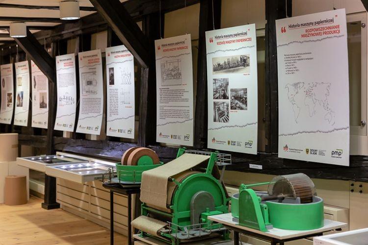 „Od arkusza do wstęgi”. W Zajezdni zagości wystawa Muzeum Papiernictwa