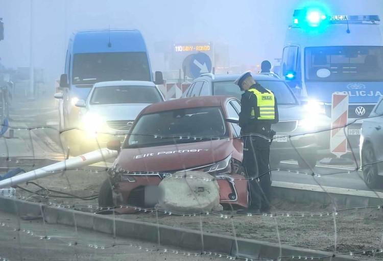 Wypadek na Jagodnie. Kierowca Bolta wjechał na buspas i staranował latarnię