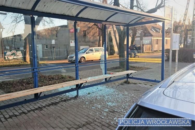 67-latek nie mógł się doczekać na autobus, więc zdemolował przystanek [ZDJĘCIA]