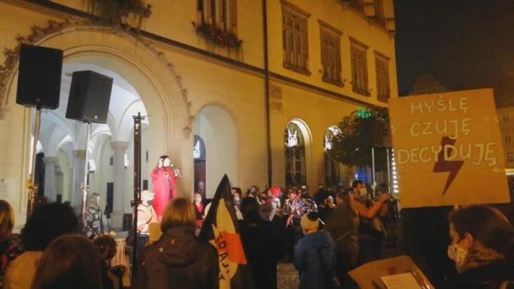 Wrocław: kobieta skopała logo Strajku Kobiet ze zniczy i kwiatów [WIDEO Z MONITORINGU]