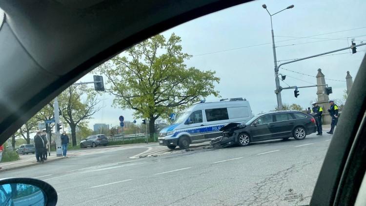 Wypadek przy moście Osobowickim. Sygnalizacja nie działa od kilku dni