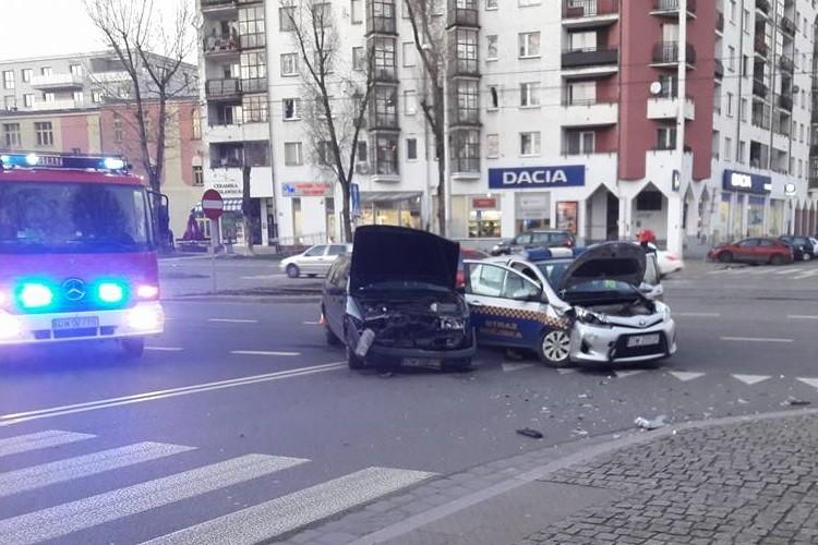 Wypadek z udziałem samochodu straży miejskiej w centrum [ZDJĘCIA]