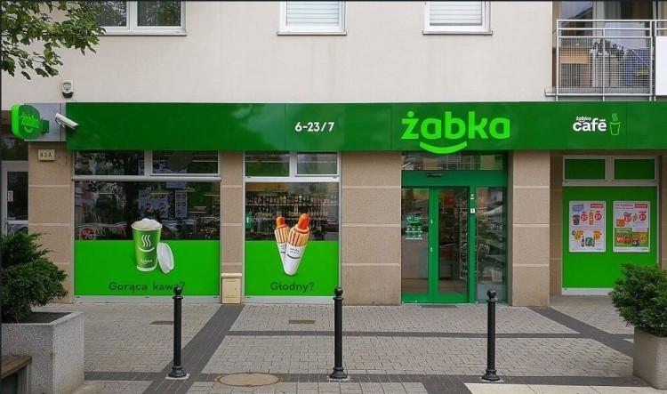 Wrocław: Awantura w Żabce. Mężczyzna straszył atrapą broni