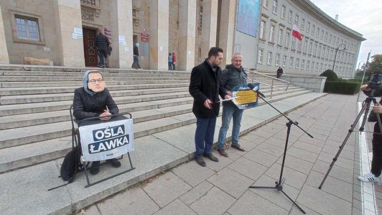 W Dzień Nauczyciela usadzili premiera w oślej ławce [ZDJĘCIA]