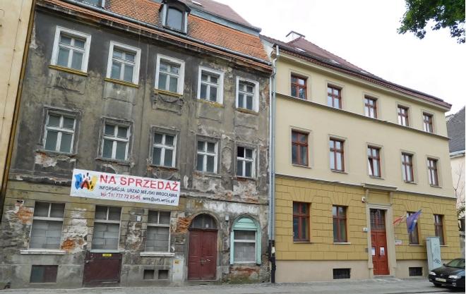 Dwie zabytkowe kamienice przy ulicy Księcia Witolda sprzedane. Co tam powstanie?