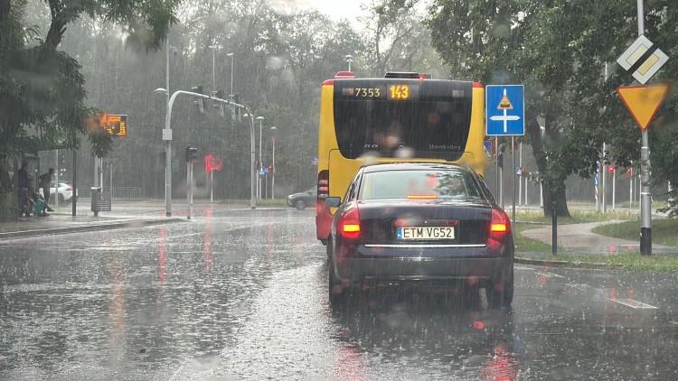 Ogromna ulewa przechodzi przez Wrocław. A to dopiero początek