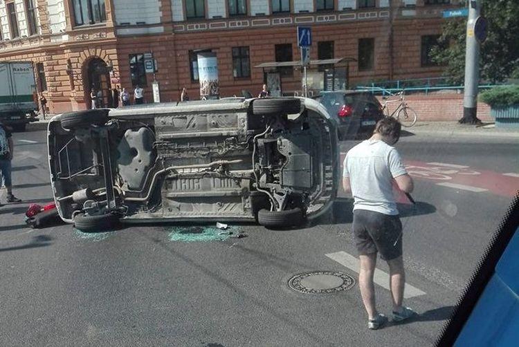 Groźnie wyglądająca kolizja. Przewróciło się jedno z aut