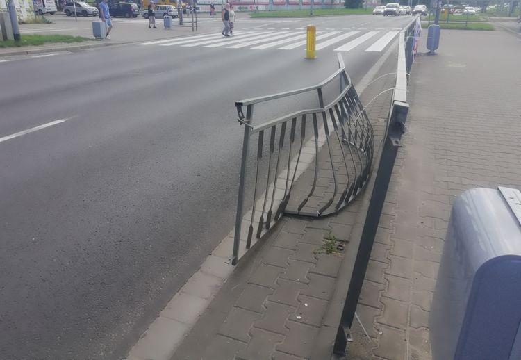 Kierowca wjechał w przystanek tramwajowy na Legnickiej [ZDJĘCIA]