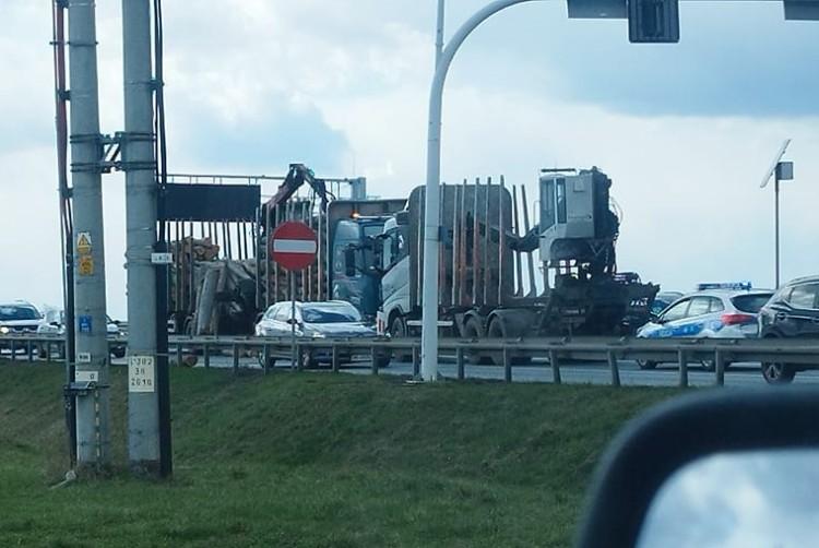 Groźny wypadek na AOW. Z ciężarówki spadły bale drewna