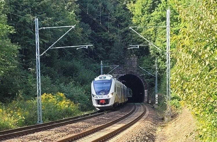 Dolny Śląsk: Tunel kolejowy w remoncie. Ale jeden tor jest znów czynny