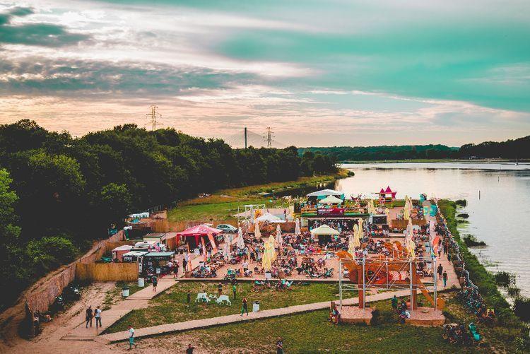 Koncert na plaży przełożony. Bo zespoły mają zakaz występów w plenerze