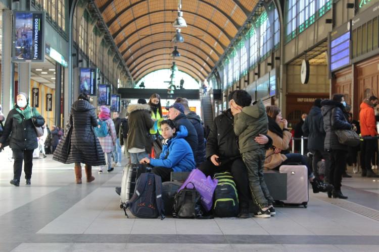 Zobacz przejmujące zdjęcia z przyjazdu uchodźców do Wrocławia [GALERIA]