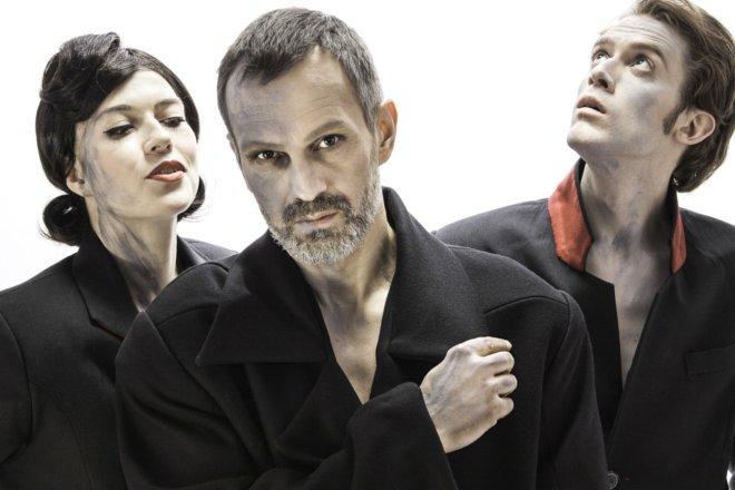 Niesamowita historia płaszcza we Wrocławskim Teatrze Współczesnym
