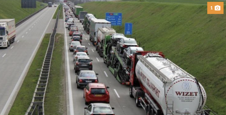 Karambol sześciu aut na autostradzie A4. Jeden pas zablokowany