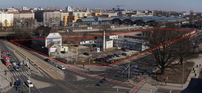 Jeden z najbogatszych Polaków kupił od PKP działkę przy Dworcu Głównym. Tuż obok postawił już biurowiec