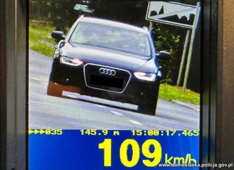 Audi pędził 109 km/h w zabudowanym. Mandatu nie przyjął