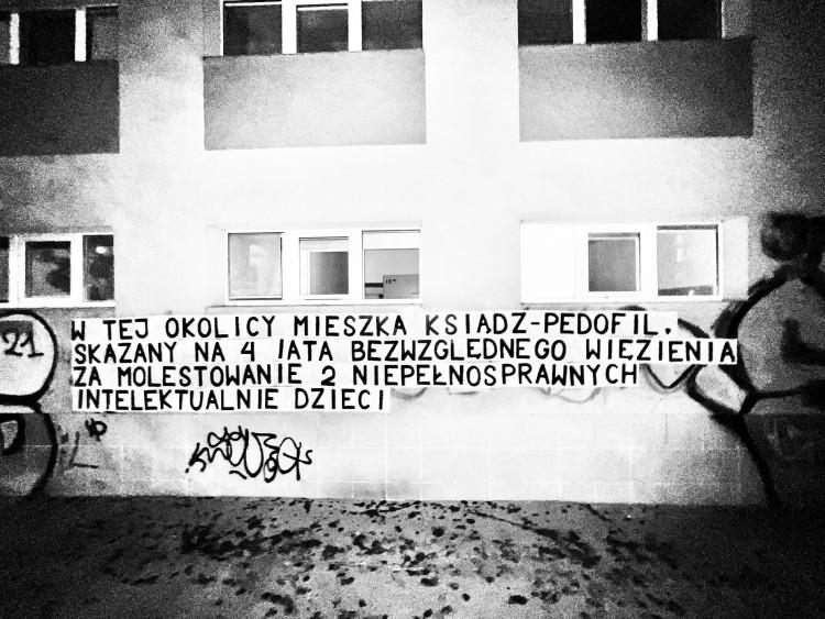 Plakaty na wrocławskiej kamienicy. 