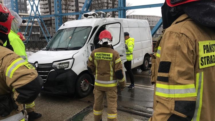 Bus przewrócił się na bok i zablokował wrocławski most [WIDEO, ZDJĘCIA]