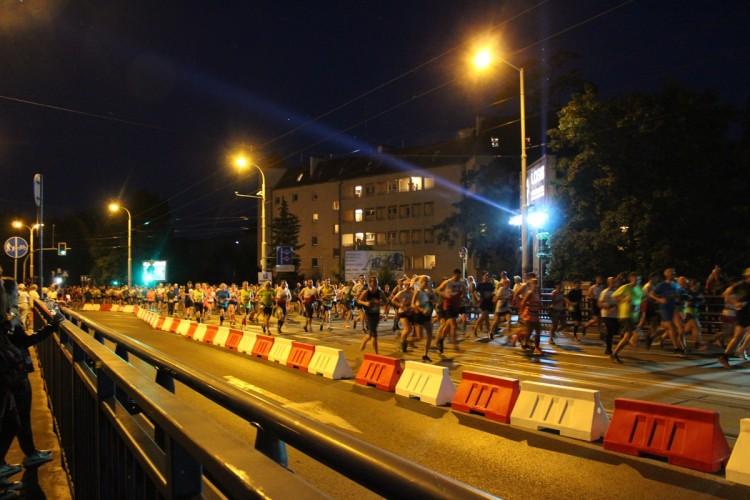 Dziś 7. PKO Nocny Wrocław Półmaraton. Jakie utrudnienia czekają na mieszkańców?
