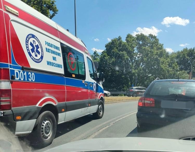 Wrocław: Kierowca autobusu MPK potrącił młodą kobietę. Przechodziła przez przejście