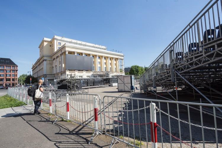 Na tyłach opery powstaje wielka scena. Co się będzie na niej działo? [ZDJĘCIA]