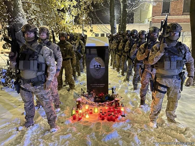 Policjanci oddali hołd zmarłemu koledze. Został zastrzelony na służbie przez bandytę