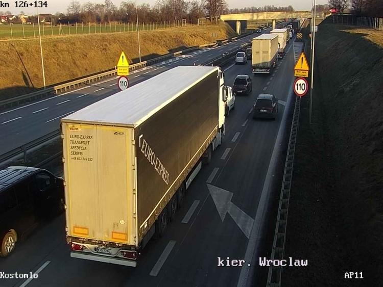Wypadek dwóch osobówek na A4. Dwie osoby ranne, utrudnienia w stronę Wrocławia