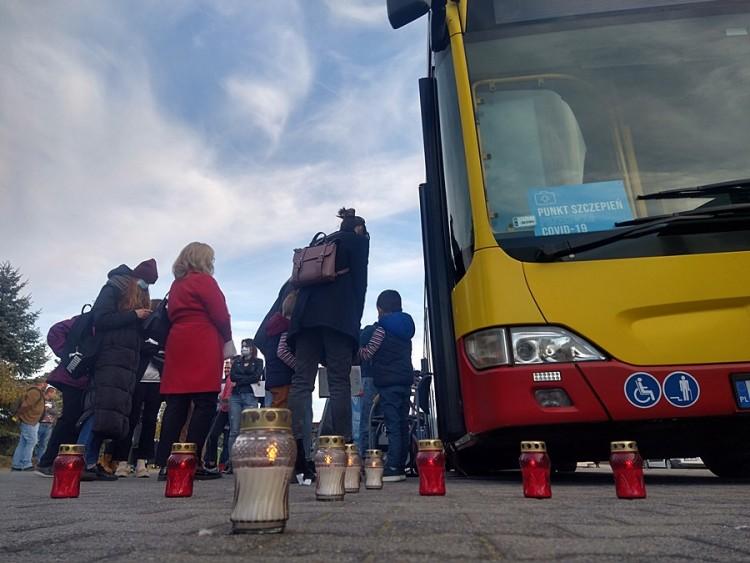 Wrocław: Awantura o punkt szczepień na cmentarzu. Interweniowała policja [ZDJĘCIA]