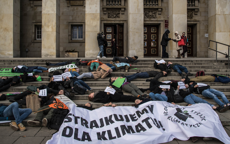 Zaprotestowali w obronie edukacji klimatycznej [ZDJĘCIA]