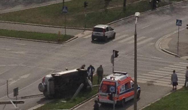 Groźny wypadek we Wrocławiu: auto ścięło latarnię i przewróciło się na bok