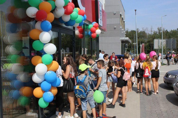Tłumy wrocławian na otwarciu nowego centrum handlowego [ZDJĘCIA]