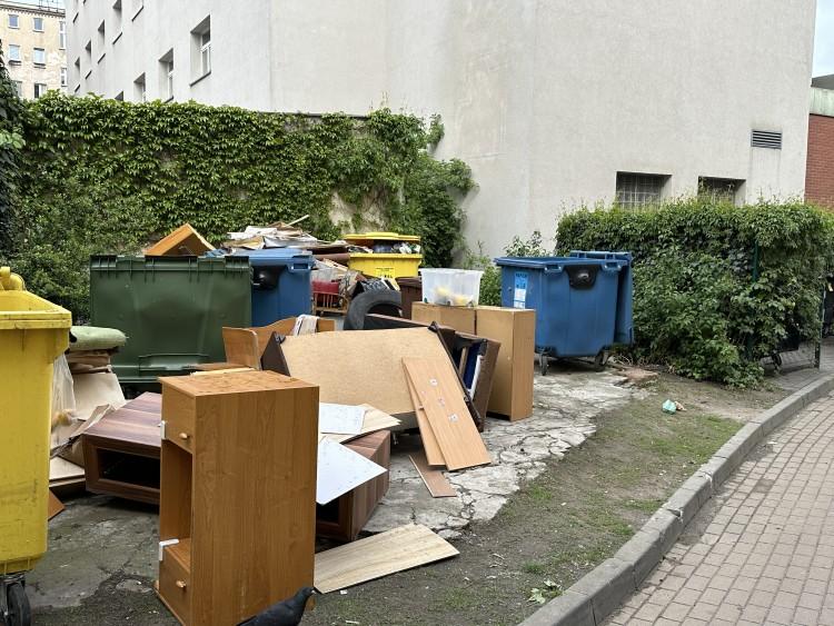 Ale tu bałagan! Wrocławskie podwórka toną w śmieciach. To centrum miasta!