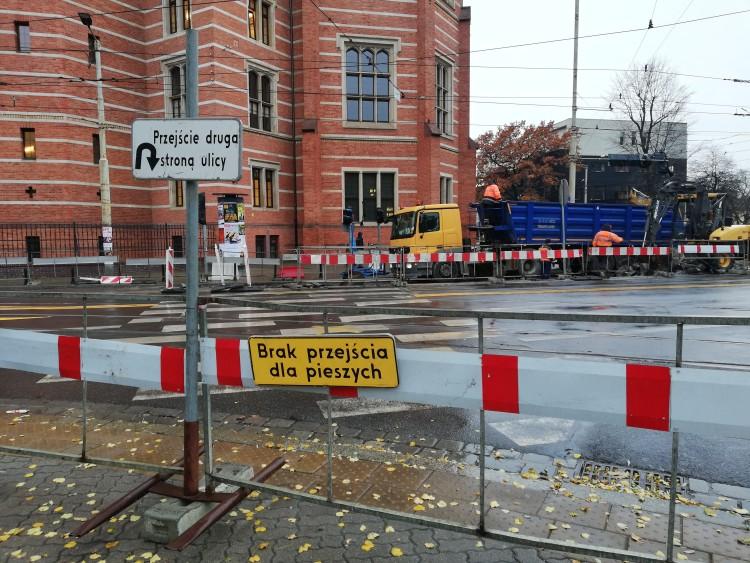 Rozkopane skrzyżowanie w centrum. Utrudnienia w ruchu [ZDJĘCIA]