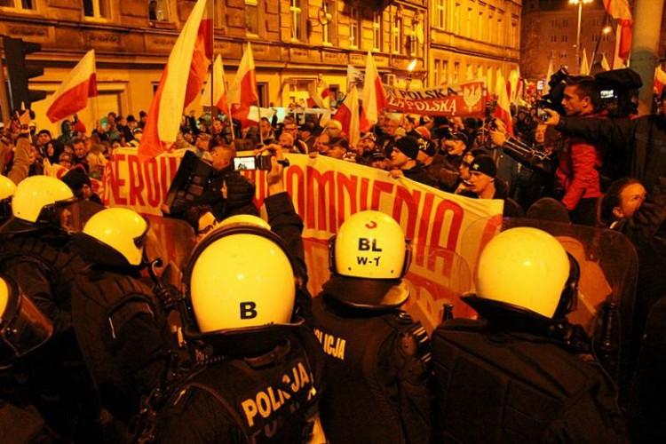 Policja publikuje wizerunki osób podejrzanych o naruszenie prawa podczas Marszu Niepodległości [ZDJĘCIA]