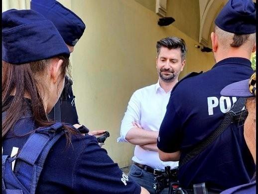 Wrocław: Poseł Śmiszek na Rynku skrytykował ministra. Po chwili otoczyła go policja