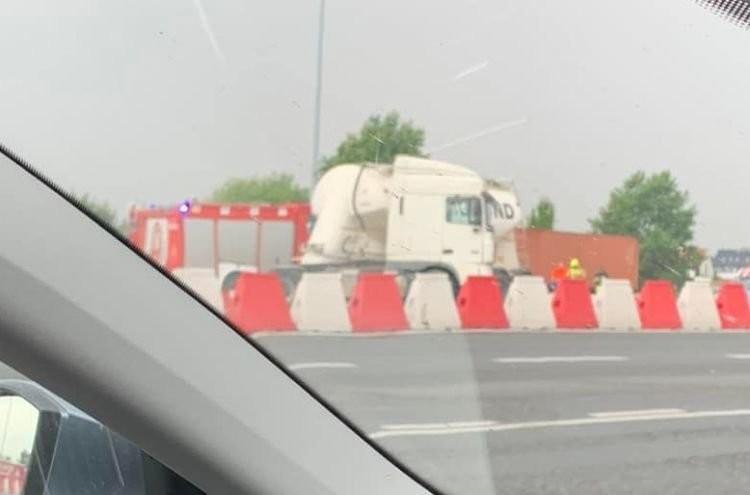 Zablokowany zjazd z autostrady A4. Jak kierowca tira mógł to zrobić?